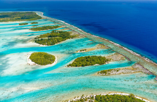 FRENCH POLYNESIA. BORA-BORA ISLAND. AERIAL VIEW. A STRING OF MOTU ISLETS NEAR THE AIRSTRIP.