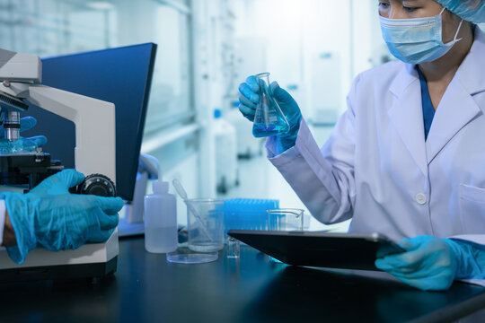 Scientists conduct chemical research and data analysis in a modern laboratory, driving innovation, biotechnology, healthcare, and scientific discovery through teamwork.