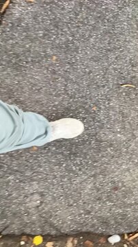 Camminare su strada asfaltata, allenarsi