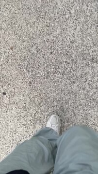 Camminare su strada asfaltata, allenarsi