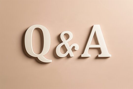 ベージュの背景に置かれたクリーム色の立体的なQ&Aのアルファベット文字