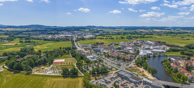 Die Kreisstadt Cham am Regen in der Oberpfalz aus der Vogelperspektive