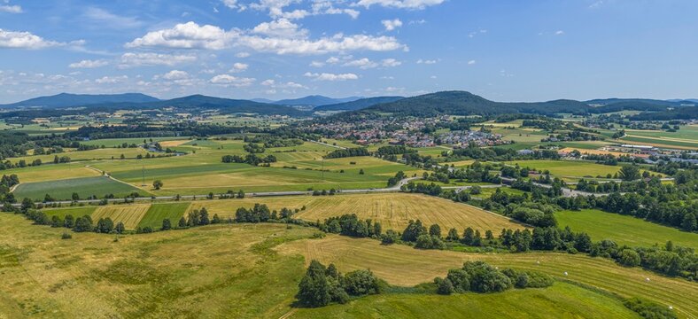 Die Kreisstadt Cham am Regen in der Oberpfalz aus der Vogelperspektive