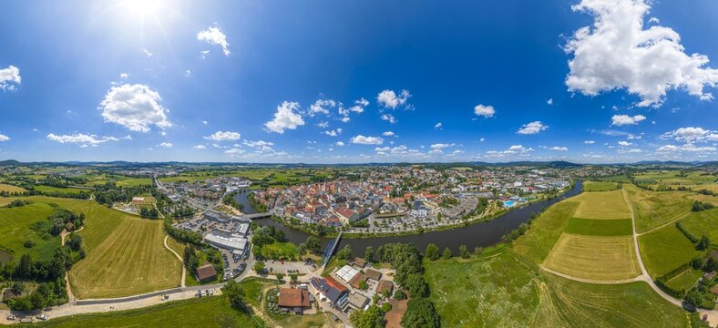 Die Kreisstadt Cham am Regen in der Oberpfalz aus der Vogelperspektive