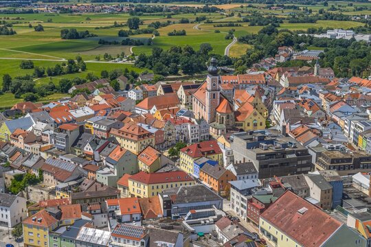 Die Kreisstadt Cham am Regen in der Oberpfalz aus der Vogelperspektive