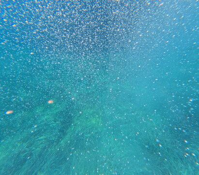  Sc&egrave;ne sous-marine abstraite remplie de bulles dans une eau turquoise, cr&eacute;ant un arri&egrave;re-plan aquatique immersif 