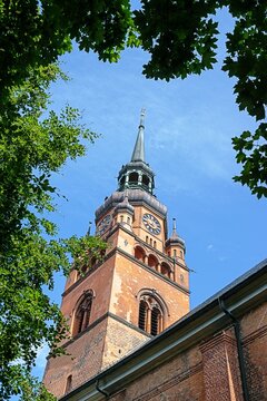 itzehoe, deutschland - glockenturm der stadtkirche st. laurentii
