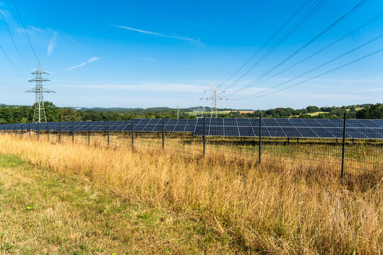 Gro&szlig;e Freifl&auml;chen-Photovoltaikanlage auf einer begr&uuml;nten Wiese in Wuppertal, Deutschland