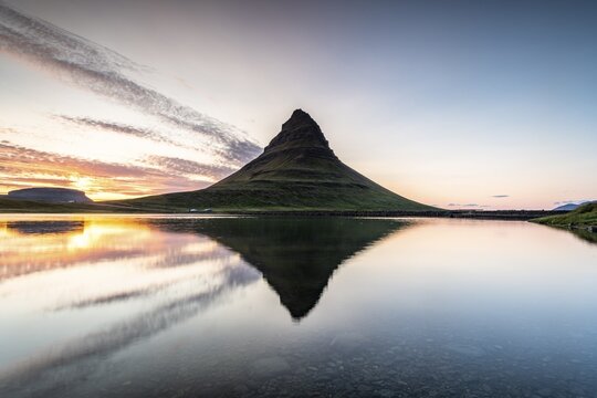 Mountain Kirkjufell reflected in the water, sunset, Grundarfj&ouml;rdur, Snaefellsnes Peninsula, Sn&aelig;fellsnes, Vesturland, Iceland