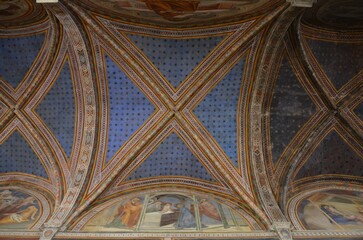 Obraz premium San Gimignano, Italy 03.04.2020: internal overlap of the arch of the main nave in the medieval Cathedral