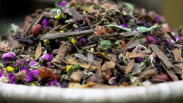 モロッコのスパイス市場で売られるハーブティー用のドライフラワーと樹皮のブレンド、クローズアップ（Dried Herb and Flower Tea Blend Close-Up, Morocco）