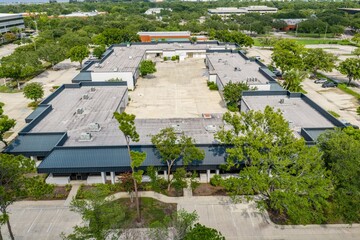Overhead view of u-shaped commercial building structure with open parking space office complex u shaped parking lot business park real estate corporate space low rise © SMHT ART WORKS