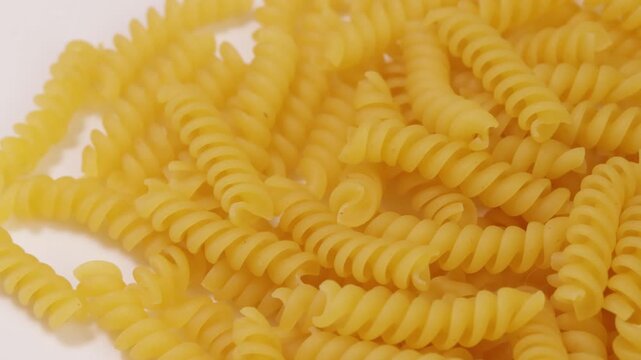 fond de p&acirc;tes fusilli crues en gros plan
