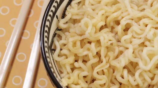 nouilles chinoises, en gros plan, dans un bol	