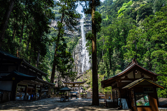 世界遺産・熊野古道にある日本三大名瀑の一つ「那智の滝」と神社の境内の風景