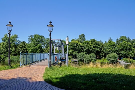 friedrichstadt, deutschland - blaue klappbr&uuml;cke zur historischen altstadt