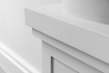 A close-up view of white interior architectural trim and a round column molding, highlighting minimalist lines, surface texture and refined craftsmanship for interior design, renovation and decoration © evannovostro