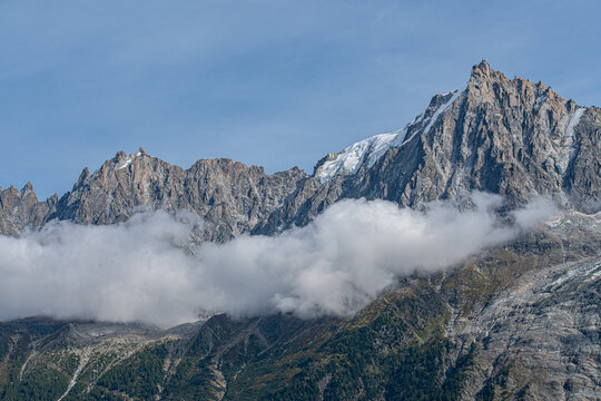 Les Aiguille de Chamonix (&agrave; droite l'aiguille du Midi) Massif du Mont-Blanc, depuis le Massif des Aiguilles Rouges, Haute-Savoie, France