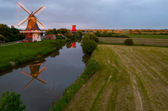Greetsieler Zwillingsm&uuml;hlen, Greetsiel, Krummh&ouml;rn, East Frisia, Lower Saxony, Germany, Europe