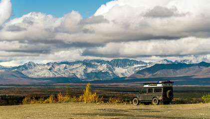 Off-road vehicle overlooking the Alaska Range along Denali Highway, Alaska © Manel Vinuesa