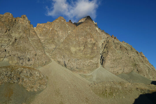 Monviso au lever de soleil. Au pied du Monviso - Pi&eacute;mont - Italie	