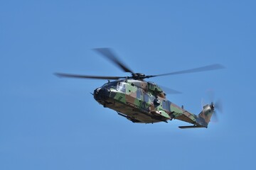Obraz premium Hélicoptère NH90 Caïman décollage au loin