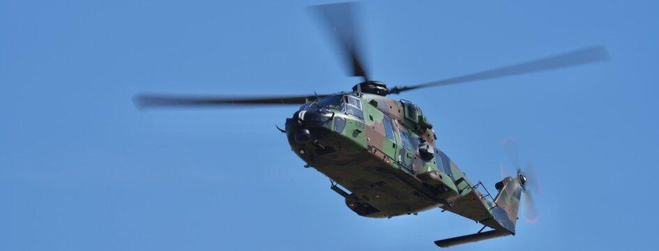 H&eacute;licopt&egrave;re NH90 Ca&iuml;man approche banni&egrave;re