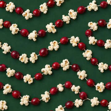 Cranberry popcorn seamless pattern with handcrafted Christmas garlands and realistic festive food texture