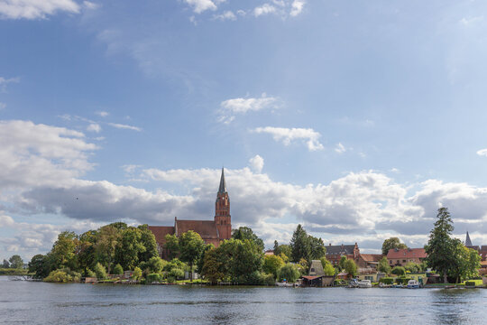 Das Bild zeigt die historische St.-Marien-Kirche am Ufer der M&uuml;ritz in R&ouml;bel, Mecklenburg-Vorpommern 