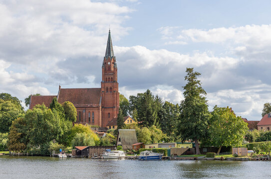 Das Bild zeigt die historische St.-Marien-Kirche am Ufer der M&uuml;ritz in R&ouml;bel, Mecklenburg-Vorpommern 