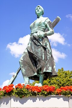 husum, deutschland - statue der tine am asmussen-woldsen-denkmal