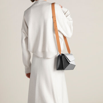 Minimal Shoulder Bag Fashion With Neutral Outfit