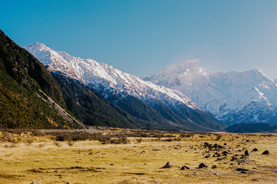 Serene Mountain Range with Lush Greenery on New Zealand