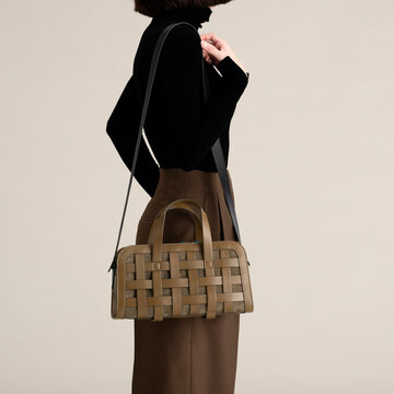 Leather Handbag On Shoulder With Minimal Style