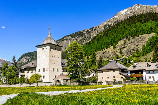 Zernez, Dorf, Ofenpass, Schloss, Kirche, Nationalpark, Fr&uuml;hling, Sommer, Wanderung, Graub&uuml;nden, Engadin, Pass, Passstrasse, Val M&uuml;stair, Alpen, Schweiz