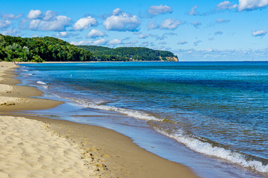 Widok z plaży w Sopocie na klif w Gdyni Orłowie.