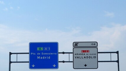 A road information sign on the A-1 motorway in Spain indicating directions to Puerto de Somosierra and Madrid, as well as exit 158 ​​to Aranda de Duero and Valladolid.August 15, 2026 © GenadiyGM
