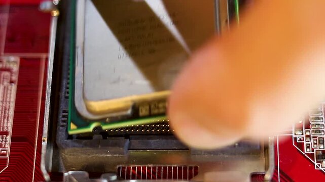 Installing Intel Pentium Dual Core processor into motherboard socket