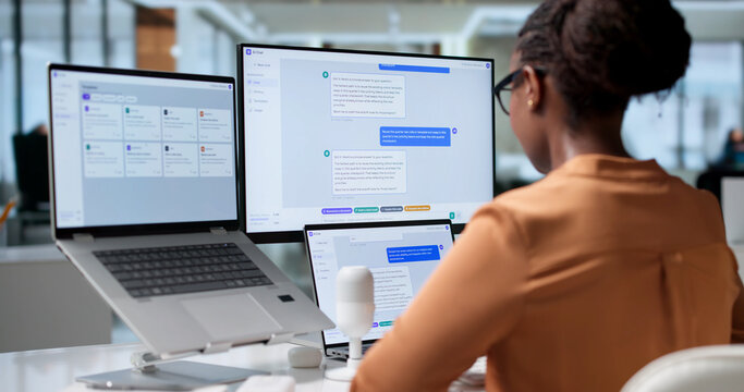 Customer Support Agent Types Quickly Using Intelligent Chatbot Software