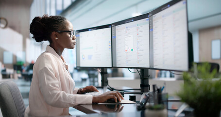 Obraz premium ERP Manager Analyzes Data On Computer
