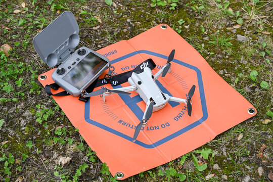 Le drone Dji mini 4 pro, avec la radiocommande RC2 &agrave; &eacute;cran incorpor&eacute;. Cet a&eacute;ronef de moins de 250 gr s'utilise en cat&eacute;gorie loisirs,  cam&eacute;ra photo et vid&eacute;o, pos&eacute; sur une piste d'atterrissage orange
