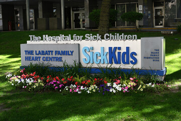 Obraz premium Toronto, ON, Canada - June 28, 2026: The Hospital for Sick Children in Toronto, Ontario.