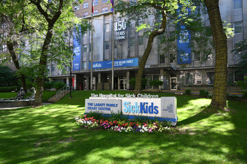 Obraz premium Toronto, ON, Canada - June 28, 2026: The Hospital for Sick Children in Toronto, Ontario.