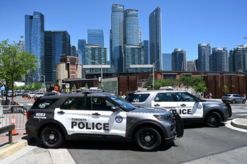 Obraz premium Toronto, ON, Canada - June 28, 2026: Police cars are blocking the road in the downtown of Toronto.