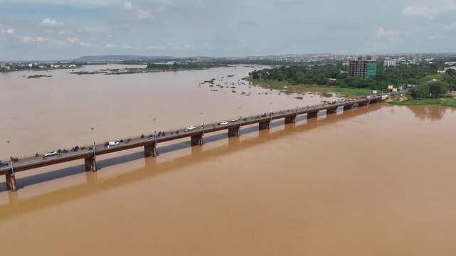 Vue a&eacute;rienne du Pont des Martyrs &agrave; Bamako, Mali