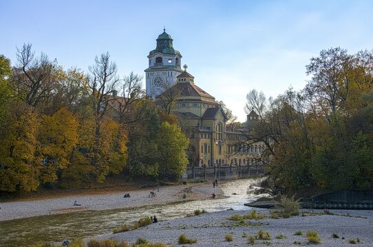 Gravel shore with M&uuml;ller'sches Volksbad, art nouveau baths, Isar River in autumn, Munich, Upper Bavaria, Bavaria, Germany