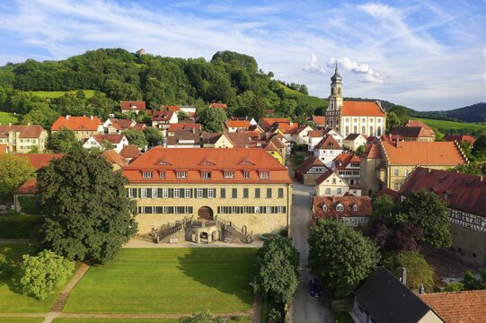 Village centre wine village Castell, castle Castell, early baroque, on the top right county church St. Johannes, behind it vineyard Schlossberg with stair tower old castle, near Wiesentheid, Steigerwald, Lower Franconia, Franconia, Bavaria, Germany