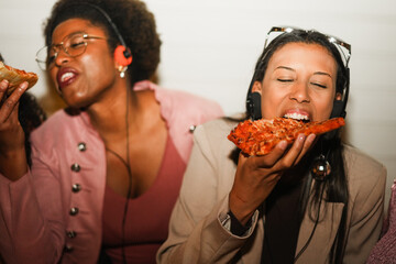 African american girls eating pizza outdoor in the streets after party concert - Food, people...