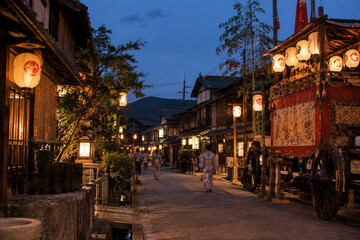 Fototapeta premium **Traditional Japanese Summer Festival Street Illuminated by Lanterns and Yukata**