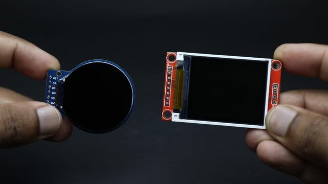 1.28 inch round display module and 1.8 inch tft display module held in hand